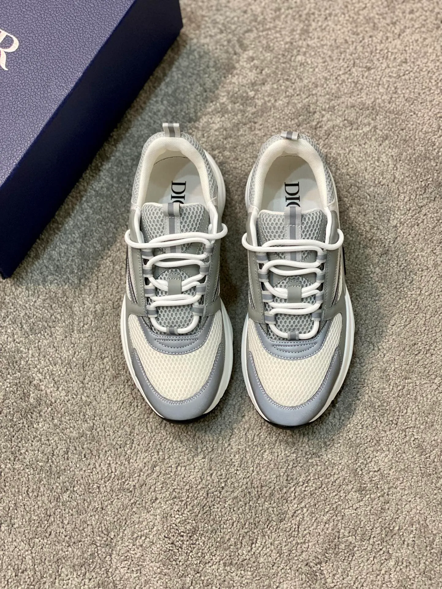 Factory price: 500💰 Dior B22 men's jogging fashion sneakers. This item draws inspiration from retro jogging shoes. It adopts a thick low-top design, with an upper made of leather and mesh fabric, and a black and white engraved rubber sole. The side is decorated with an embossed "Di~r" logo. Code number: 38-45 (38, 45, 46 can be customized)